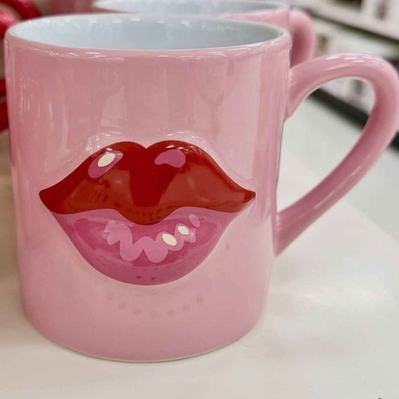 Chic Pink Lip Design Mug - Picture 2 of 4